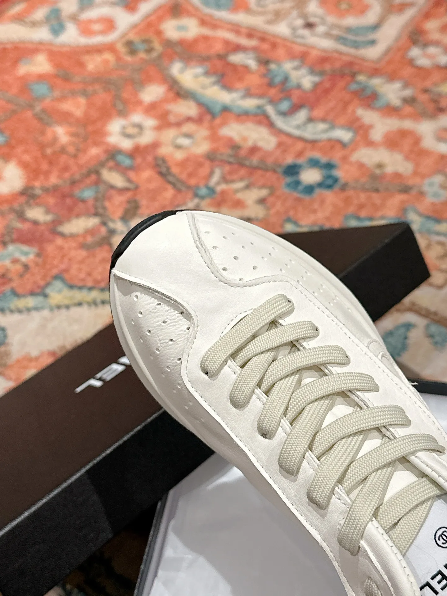 👟👟Ex-factory price 600👟👟 CHANEL Chanel classic sneakers, super internet celebrity series! There are so many Internet celebrities on their feet, and the counter is super popular〰️〰️ The world of Chanel has always been a dream for girls, the simple partition design is a super interpretation of multiple texture effects, the most eye-catching LOGO double C is also my favorite, no matter how you match it on your feet, the effect is completely amazing✔✔✔I must recommend you to buy this one⚡️⚡️Bangladesh environmentally friendly leather upper, original private model TPU outsole The color details are all compared 🆚 at the counter! Perfect presentation with zero color difference ❥ ❥ Every detail is beyond the genuine level! There is no pressure in and out of the counter☑️Number of yards: 35-40